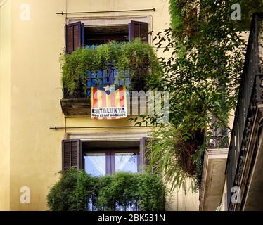 Die Estellada - eine inoffizielle Flagge Kataloniens (Katalanische Republik) auf dem Balkon in Barcelona. Barcelona, Katalonien, Spanien. Stockfoto