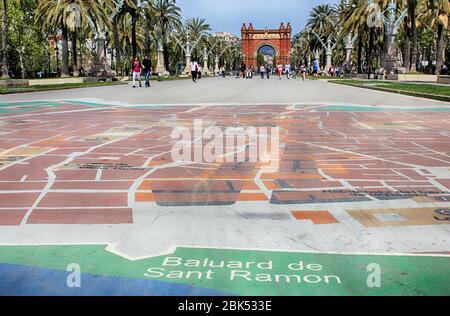 Promenade mit Touristen, Karte auf dem Pflaster und der Arc de Triomf (Triumphbogen) in der Ferne. Barcelona, Katalonien, Spanien. Stockfoto
