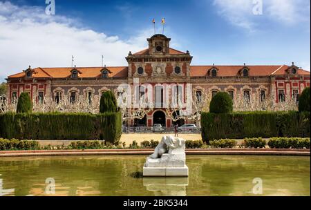 Palast des Parlaments von Katalonien, Barcelona, Spanien, Parc de la Ciutadella. Die Verwüstungs-Skulptur von Josep Llimona im vorderen Teil des Teiches. Stockfoto