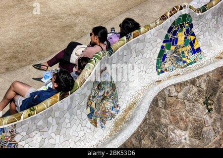 Eine berühmte wellenförmige, kontinuierliche, mit Fliesen bedeckte Serpentine Bank (Details) im Park Güell, Barcelona, Katalonien, Spanien. Architekt Antonio Gaudi entworfen. Stockfoto