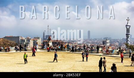 Ein Panoramablick auf Barcelona Stadt vom Park Güell, Katalonien, Spanien. La Sagrada Familia in der Ferne gesehen. Stockfoto