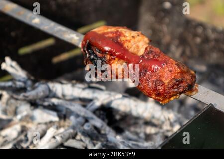 Saftig gebratene Shashlik (Fleisch Kebab) Pfauen Grill mit Tomatensauce Ketchup, Grill Picknick. Yammy Essen Nahaufnahme auf Hot-Kohle-grill Stockfoto