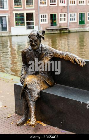 Amsterdam, Niederlande - 28. Oktober 2019: Bronzeskulptur an einem Kanal in Amsterdam. Amsterdam ist die Hauptstadt und bevölkerungsreichste Stadt der Niederlande Stockfoto