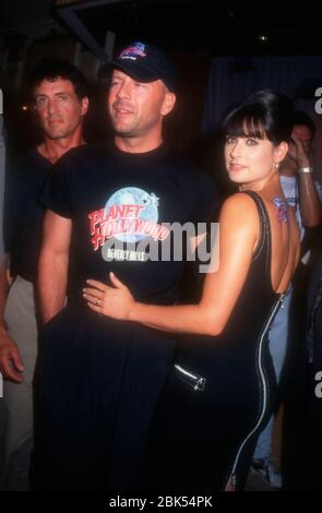 Beverly Hills, Kalifornien, USA 17. September 1995 Schauspieler Sylvester Stallone, Schauspieler Bruce Willis und Schauspielerin Demi Moore nehmen am 17. September 1995 an der großen Eröffnungsfeier des Planet Hollywood im Planet Hollywood Beverly Hills, 9560 Wilshire Blvd in Beverly Hills, Kalifornien, USA Teil. Foto von Barry King/Alamy Stock Photo Stockfoto