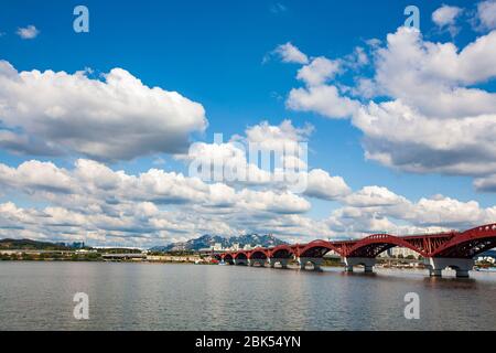 Wunderschöne Wolken am Himmel über dem Hanriver bei der Seongsandaegyo Bridge, Seoul, Korea Stockfoto