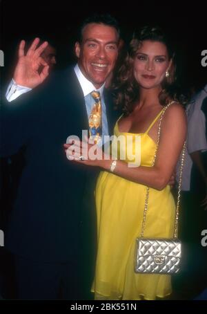 Beverly Hills, Kalifornien, USA 17. September 1995 Schauspieler Jean-Claude Van Damme und Darcy LaPier nehmen am 17. September 1995 an der großen Eröffnungsfeier des Planet Hollywood im Planet Hollywood Beverly Hills, 9560 Wilshire Blvd in Beverly Hills, Kalifornien, USA, Teil. Foto von Barry King/Alamy Stock Photo Stockfoto