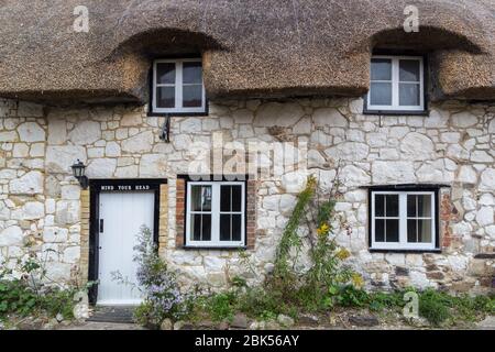 Steinhütte Tür mit Geist Ihr Kopf Schild, Brighstone, Isle of Wight, England, Großbritannien Stockfoto