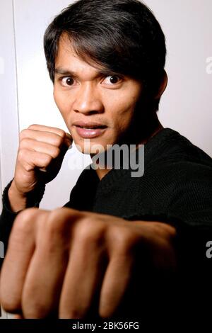 Porträt von Tony Jaa aus dem Film 'Ong-Bak' fotografiert im Ritz Carlton in Philadelphia. 10. Februar 2005 Quelle: Scott Weiner/MediaPunch Stockfoto