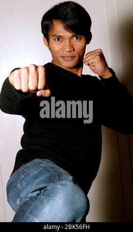 Porträt von Tony Jaa aus dem Film 'Ong-Bak' fotografiert im Ritz Carlton in Philadelphia. 10. Februar 2005 Quelle: Scott Weiner/MediaPunch Stockfoto