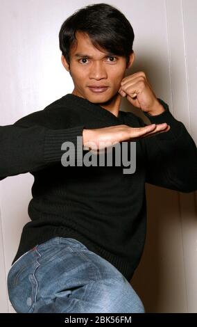 Porträt von Tony Jaa aus dem Film 'Ong-Bak' fotografiert im Ritz Carlton in Philadelphia. 10. Februar 2005 Quelle: Scott Weiner/MediaPunch Stockfoto