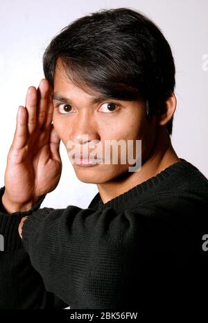 Porträt von Tony Jaa aus dem Film 'Ong-Bak' fotografiert im Ritz Carlton in Philadelphia. 10. Februar 2005 Quelle: Scott Weiner/MediaPunch Stockfoto