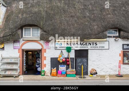 Zeitungsläden mit Strohdach und Waren auf dem Bürgersteig, Brighstone, Isle of Wight, England, Großbritannien Stockfoto