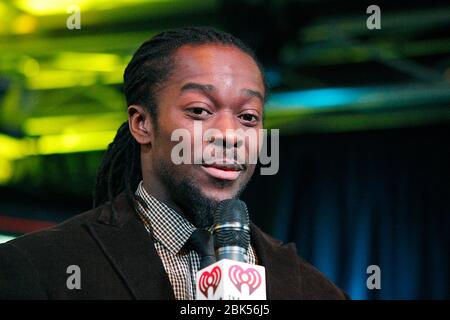 BALA CYNWYD, PA - MÄRZ 25 : WWE Superstar Kofi Kingston besucht Mix 106.1 und Power 99 iHeart Radio Performance Theater in Bala Cynwyd, Pa am März 25, 2013 Quelle: Scott Weiner/MediaPunch Stockfoto