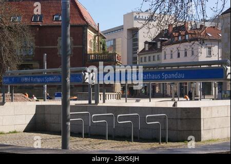 Eingang zum U-Bahnhof Rathaus Spandau am Rathaus-Vorplatz in der Carl-Schurz-Straße Stockfoto