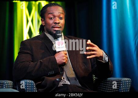 BALA CYNWYD, PA - MÄRZ 25 : WWE Superstar Kofi Kingston besucht Mix 106.1 und Power 99 iHeart Radio Performance Theater in Bala Cynwyd, Pa am März 25, 2013 Quelle: Scott Weiner/MediaPunch Stockfoto