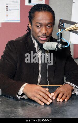 BALA CYNWYD, PA - MÄRZ 25 : WWE Superstar Kofi Kingston besucht Mix 106.1 und Power 99 iHeart Radio Performance Theater in Bala Cynwyd, Pa am März 25, 2013 Quelle: Scott Weiner/MediaPunch Stockfoto