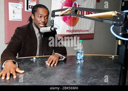 BALA CYNWYD, PA - MÄRZ 25 : WWE Superstar Kofi Kingston besucht Mix 106.1 und Power 99 iHeart Radio Performance Theater in Bala Cynwyd, Pa am März 25, 2013 Quelle: Scott Weiner/MediaPunch Stockfoto