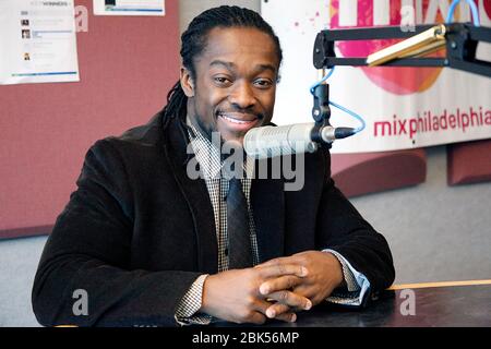 BALA CYNWYD, PA - MÄRZ 25 : WWE Superstar Kofi Kingston besucht Mix 106.1 und Power 99 iHeart Radio Performance Theater in Bala Cynwyd, Pa am März 25, 2013 Quelle: Scott Weiner/MediaPunch Stockfoto