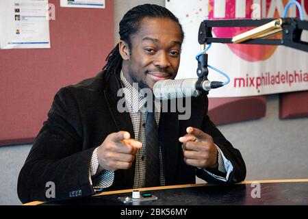 BALA CYNWYD, PA - MÄRZ 25 : WWE Superstar Kofi Kingston besucht Mix 106.1 und Power 99 iHeart Radio Performance Theater in Bala Cynwyd, Pa am März 25, 2013 Quelle: Scott Weiner/MediaPunch Stockfoto