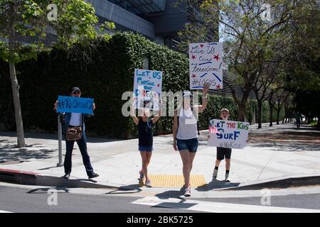 Familienprotestieren, um in Los Angeles wieder normal für Arbeit und Schule werden zu dürfen Stockfoto