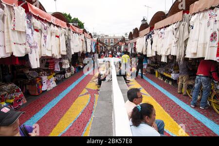 Puebla City, Puebla, Mexiko - 2019: In El Parián, Puebla's größtem und einzigen traditionellen Handwerksmarkt, wird ein Geschäft angeboten. Stockfoto