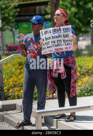 Demonstranten, die protestieren, bleiben am 1. Mai 2020 im Rathaus in Los Angeles, Kalifornien, zu Hause. Stockfoto