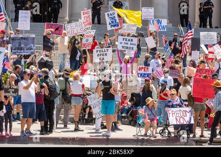 Demonstranten, die protestieren, bleiben am 1. Mai 2020 im Rathaus in Los Angeles, Kalifornien, zu Hause. Stockfoto