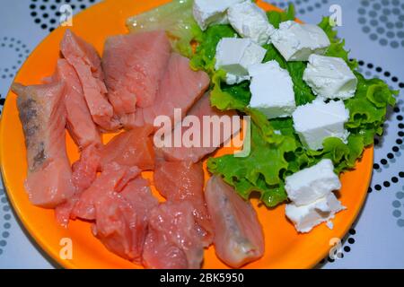 Lachs und frischer Käse auf dem Teller Stockfoto