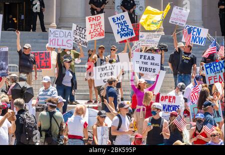 Demonstranten, die protestieren, bleiben am 1. Mai 2020 im Rathaus in Los Angeles, Kalifornien, zu Hause. Stockfoto