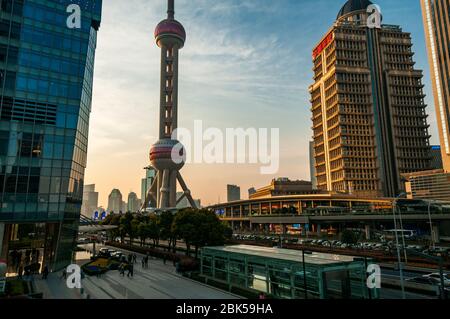 Der Oriental Pearl Tower gesehen vor blauem Himmel in der Pudong New Area Shanghai, China. Stockfoto