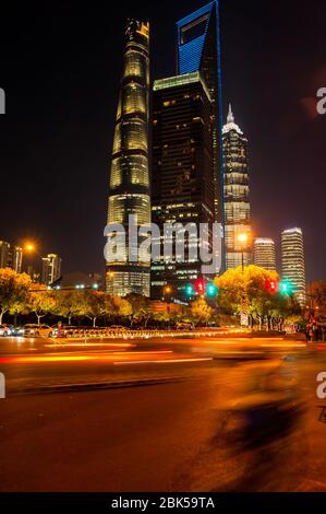 Die Shanghai Tower, Jinmao Tower und Shanghai World Financial Center bei Nacht Wolkenkratzer von Pudong South Road, in der Nähe von Dongchang Road U-stat Stockfoto