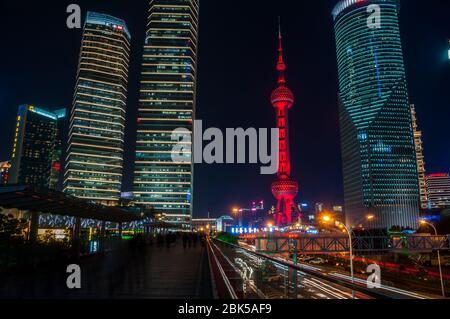 Der Oriental Pearl Tower bei Nacht vom Skywalk in Lujiazui in der Pudong New Area Shanghai, China gesehen. Stockfoto