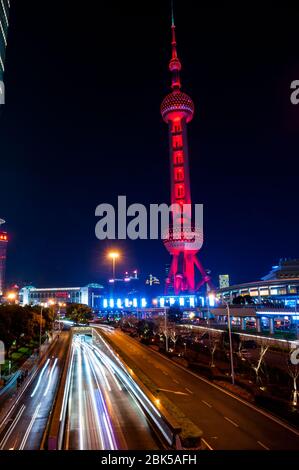 Der Oriental Pearl Tower bei Nacht mit Licht gesehen Trails von Fahrzeugen, die sich aus der Yan'an Tunnel. Stockfoto