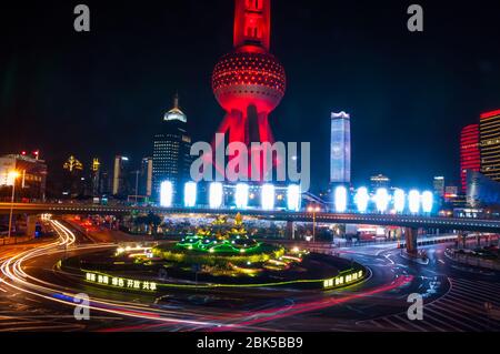 Der Oriental Pearl Tower bei Nacht aus der Lujiazui Skywalk mit dem mingzhu Kreisverkehr vor gesehen. Stockfoto