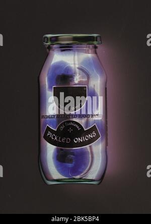 Glas eingelegte Zwiebeln, farbige Röntgenstrahlen. Stockfoto