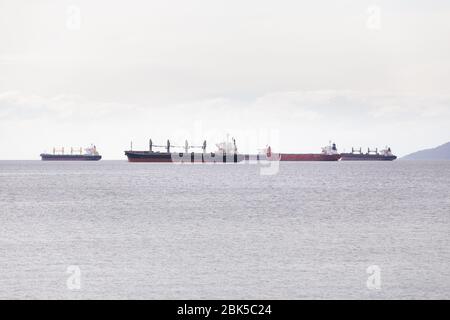 Fracht- und Tankschiffe, die im Hafen von Vancouver festgemacht sind und auf ihre Verladung warten. Stockfoto