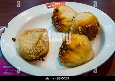 Eine alte Emailplatte aus Shengjianbao Knödeln bei Yang’s Fried Dumpling. Shanghai, China. Stockfoto