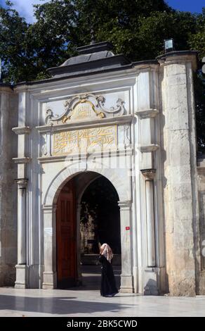 Türkische Kopftuchfrau vor der Tür der Eyup Sultan Moschee im Ramadan in Istanbul, Türkei. Stockfoto