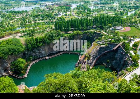 Der ehemalige Steinbruch Grube, ist nun Mittelpunkt wie ein See im Botanischen Garten Chenshan in Songjiang District, Shanghai, China. Stockfoto