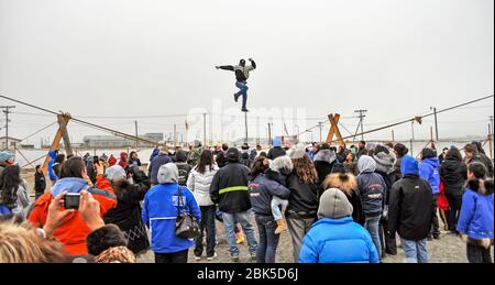 Decke werfen während des Spring Whaling Festival Nalukataq in Barrow, Alaska Stockfoto