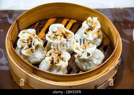 Bambus Korb mit frisch gedämpft Shao mai Knödel an einem Koch in Shanghai Klasse. Stockfoto