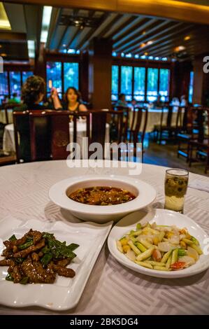 Eine Mahlzeit auf einem Tisch im Lu Bo Lang ein berühmtes Restaurant in der Gegend von Shanghai Yuyuan Gärten, wo Präsident Bill Clinton und der britische Königin Stockfoto
