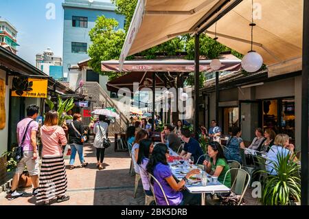 Menschen entspannen im Schatten von Sonnenschirmen an einem schönen Frühlingstag an der Kommune Café in Tianzifang, Shanghai, China. Stockfoto