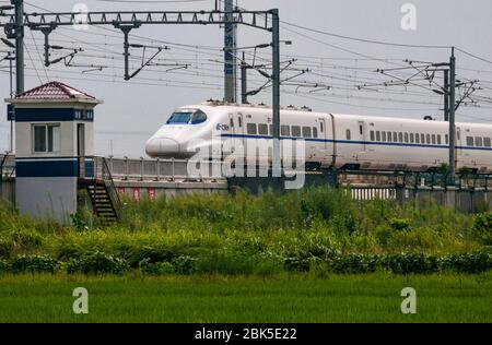 Eine chinesische CRH 2 A Bullet Train auf dem Japanischen E2 South Station Shinkansen Ansätze Jiaxing, Zhejiang, China. Stockfoto