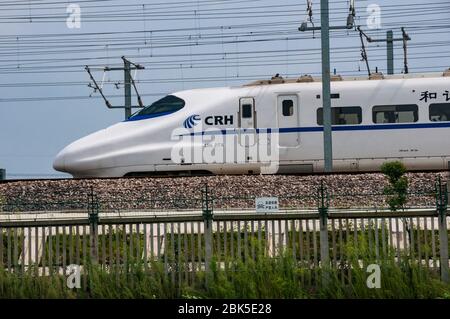 Eine chinesische CRH 2 A Bullet Train auf dem Japanischen E2 South Station Shinkansen Ansätze Jiaxing, Zhejiang, China. Stockfoto