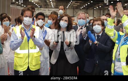 (200502) -- MADRID, 1. Mai 2020 (Xinhua) -- Isabel Diaz Ayuso (2. V.l.), Präsidentin der Region Madrid, José Luis Martinez Almeida (2. V. R.) und Mitarbeiter begrüßen die Abschlussfeier eines Feldkrankenhauses, das für die Behandlung von COVID-19-Patienten in Madrid, Spanien, am 1. Mai 2020 gebaut wurde. Das Feldkrankenhaus in Madrid, das Ende März im IFEMA-Messezentrum der Hauptstadt eingerichtet wurde, um COVID-19-Patienten aufnehmen zu können, wurde am Freitag nach der Behandlung von etwa 4,000 COVID-19-Patienten offiziell geschlossen. (Regierung der Region Madrid/Handout über Xinhua) Stockfoto