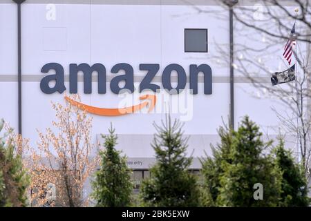 New York City, USA. April 2020. Außenansicht eines Amazon Versandzentrums in Staten Island, NY, 17. April 2020. Der 1. Mai wird als Internationaler Tag der Arbeiter anerkannt, und einige Walmart, Target, Fedex, Amazon und Whole Foods planten eine nationwestliche Arbeitsbedingungen. [Anmerkung der Redaktion: Bild aufgenommen 4.17.2020] (Anthony Behar/Sipa USA) Quelle: SIPA USA/Alamy Live News Stockfoto