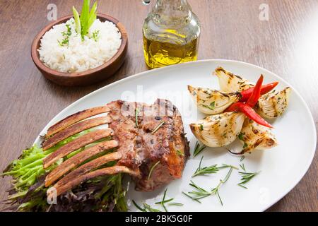 Köstliche Lammrippchen Grill serviert mit Beilagen. Stockfoto