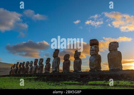 Silhouette von Moai-Statuen bei Sonnenaufgang, Ahu Tongariki, Osterinsel (Rapa Nui), Chile. Stockfoto