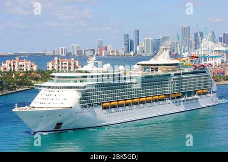 Seefahrer der Meere praktisch leer wie ein Geisterschiff verlässt Hafen von Miami, 28. April 2020 - mit Stadt Miami im Hintergrund & Fisher Island Stockfoto